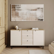 Kommode 150 cm breit in Kaschmir – zwei seitliche Türen mit glatten Fronten und drei mittige Schubladen mit stilvoll geriffelten Fronten. Hochwertiges Design aus der Serie Linea, ideal für Wohnzimmer, Schlafzimmer oder Flur. Funktionalität trifft auf moderne Eleganz.