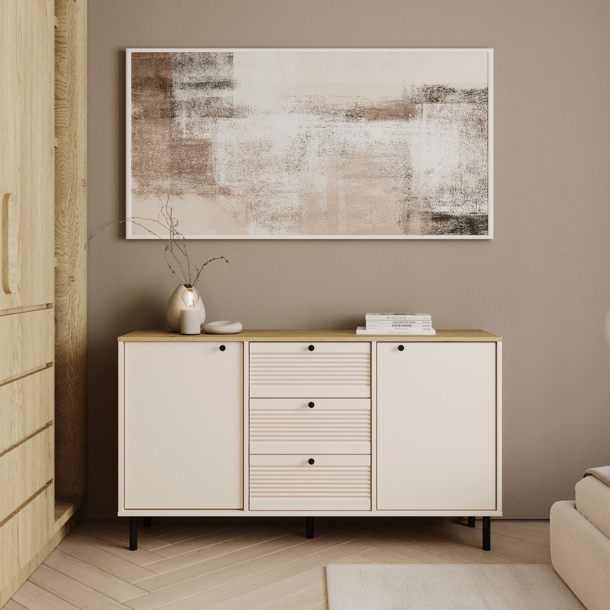 Kommode 150 cm breit in Kaschmir – zwei seitliche Türen mit glatten Fronten und drei mittige Schubladen mit stilvoll geriffelten Fronten. Hochwertiges Design aus der Serie Linea, ideal für Wohnzimmer, Schlafzimmer oder Flur. Funktionalität trifft auf moderne Eleganz.