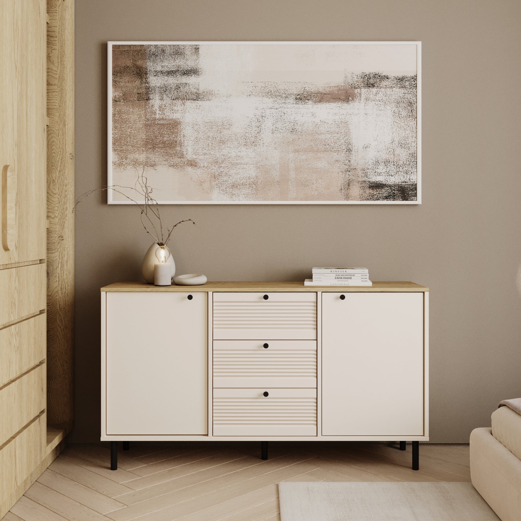 Kommode 150 cm breit in Kaschmir – zwei seitliche Türen mit glatten Fronten und drei mittige Schubladen mit stilvoll geriffelten Fronten. Hochwertiges Design aus der Serie Linea, ideal für Wohnzimmer, Schlafzimmer oder Flur. Funktionalität trifft auf moderne Eleganz.