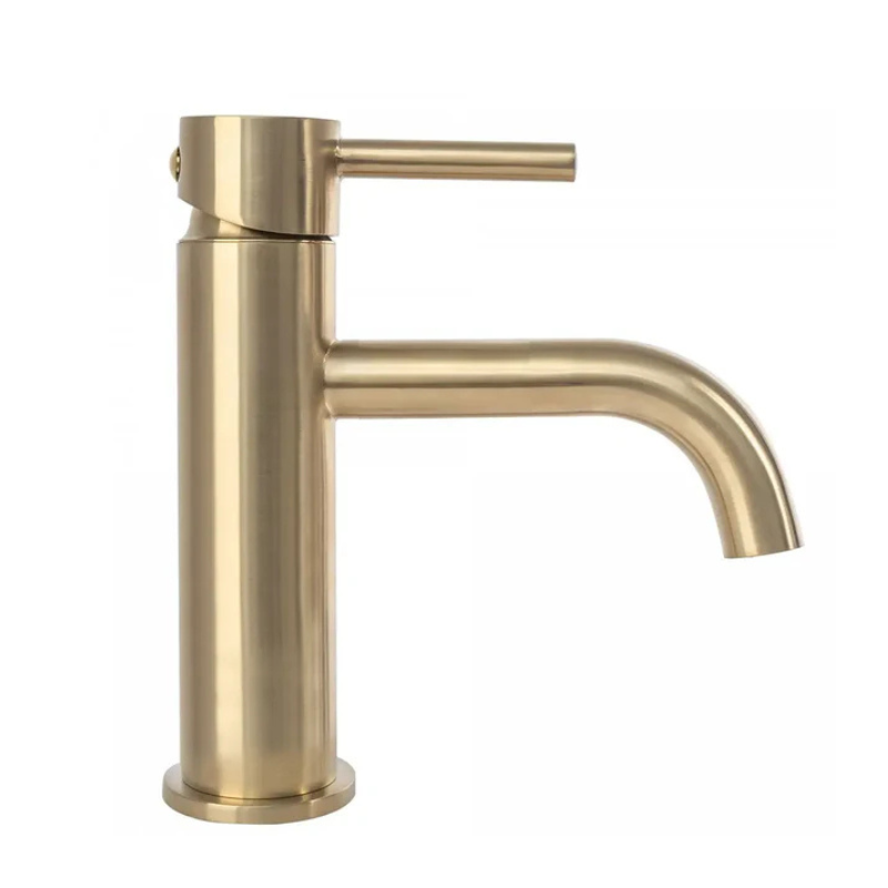 Niedrige Waschtischarmatur Lungo Gebürstetes Gold – elegantes, kompaktes Design, langlebiger Messingkörper, keramische Kartusche, Perlator, ideal für moderne Badezimmer.