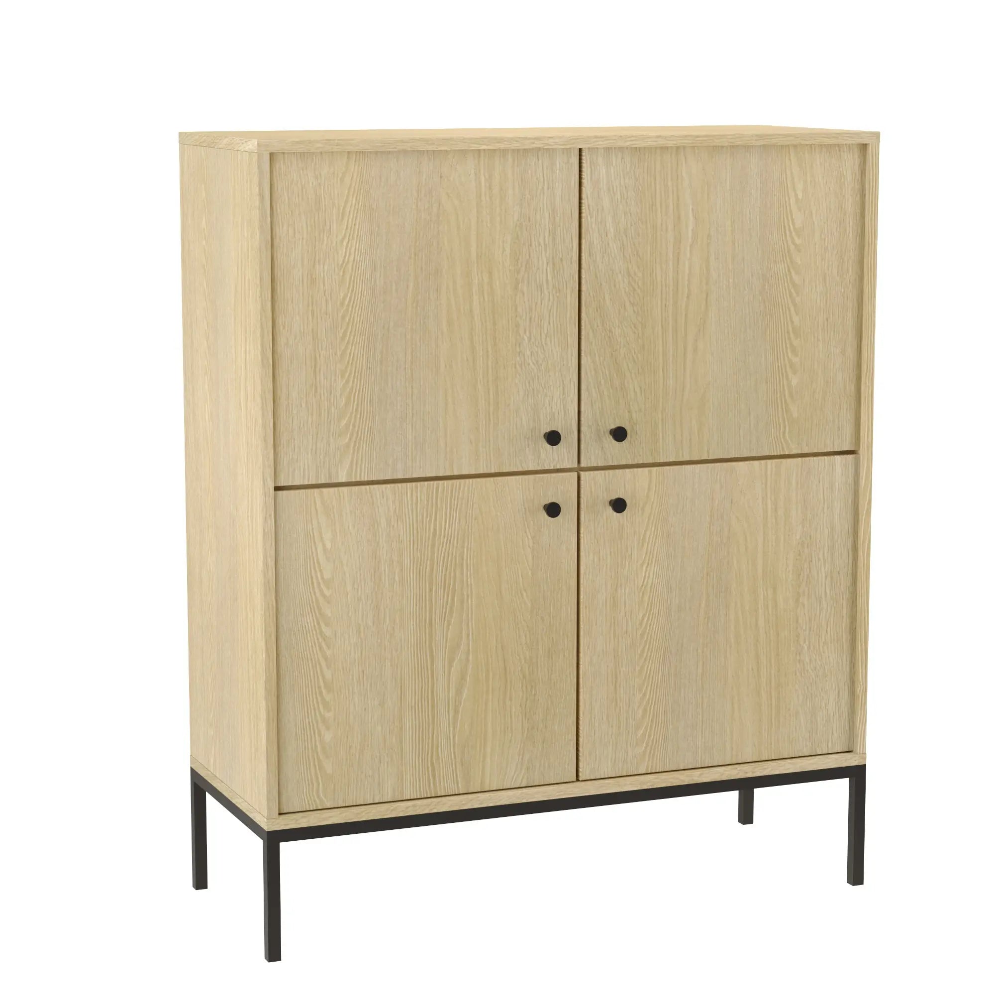Highboard 100 cm, 4 Türen, glatte Fronten, auf einem schwarzen Metallrahmen in Eiche Cremona – Gaja. Dieses elegante Highboard vereint modernes Design mit praktischer Funktionalität. Die vier Türen mit glatten Fronten bieten großzügigen Stauraum für Ihre persönlichen Gegenstände oder Dekorationen. Der schwarze Metallrahmen sorgt für Stabilität und verleiht dem Möbelstück einen industriellen Look. Die warme Eiche Cremona-Farbgebung bringt eine natürliche und gemütliche Atmosphäre in Ihren Raum. Perfekt für a
