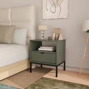 Nachttisch Aura Salbei mit Schublade und Ablage, schwarzer Metallrahmen und schwarzem Metallgriff, modernes Design für stilvolle Schlafzimmer.