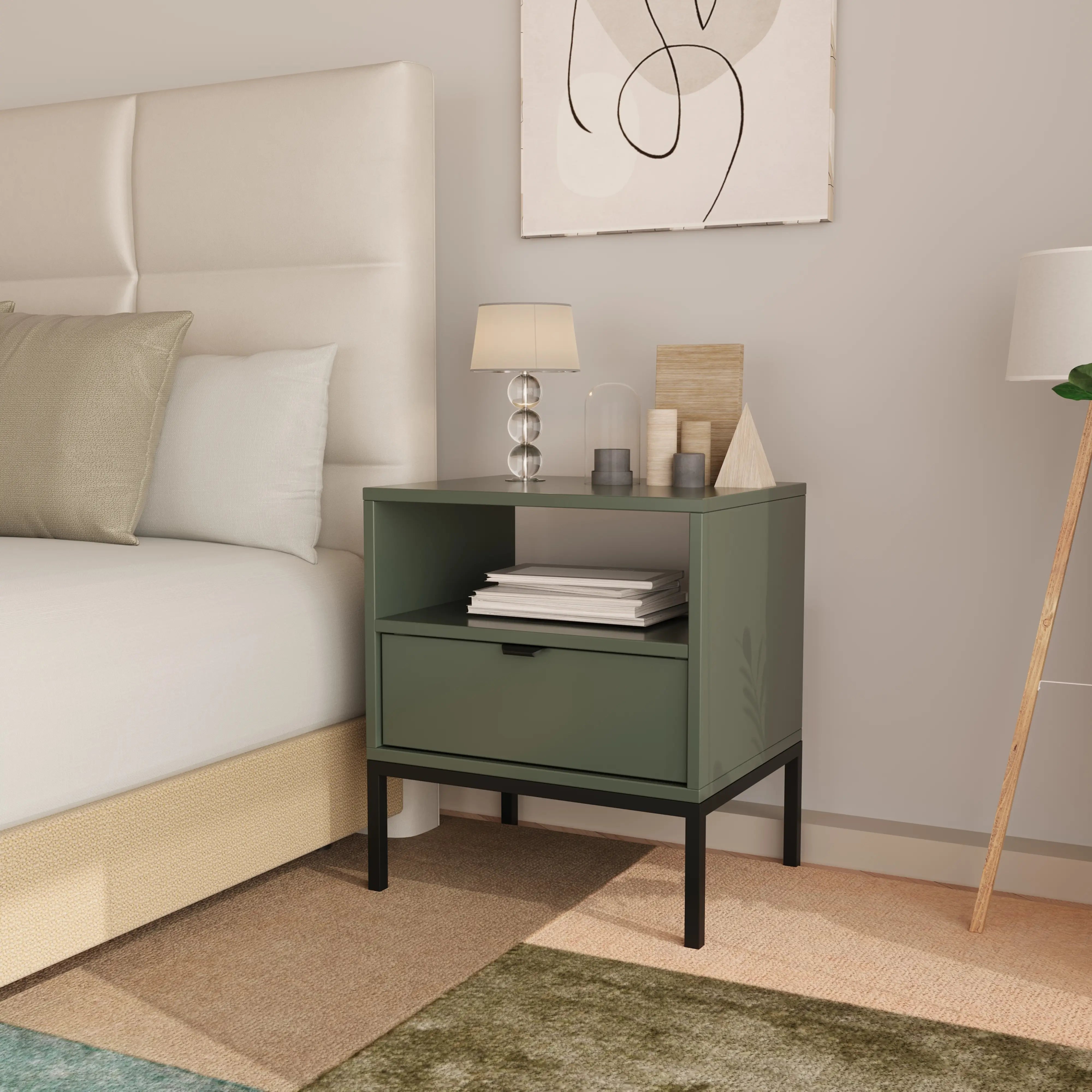 Nachttisch Aura Salbei mit Schublade und Ablage, schwarzer Metallrahmen und schwarzem Metallgriff, modernes Design für stilvolle Schlafzimmer.