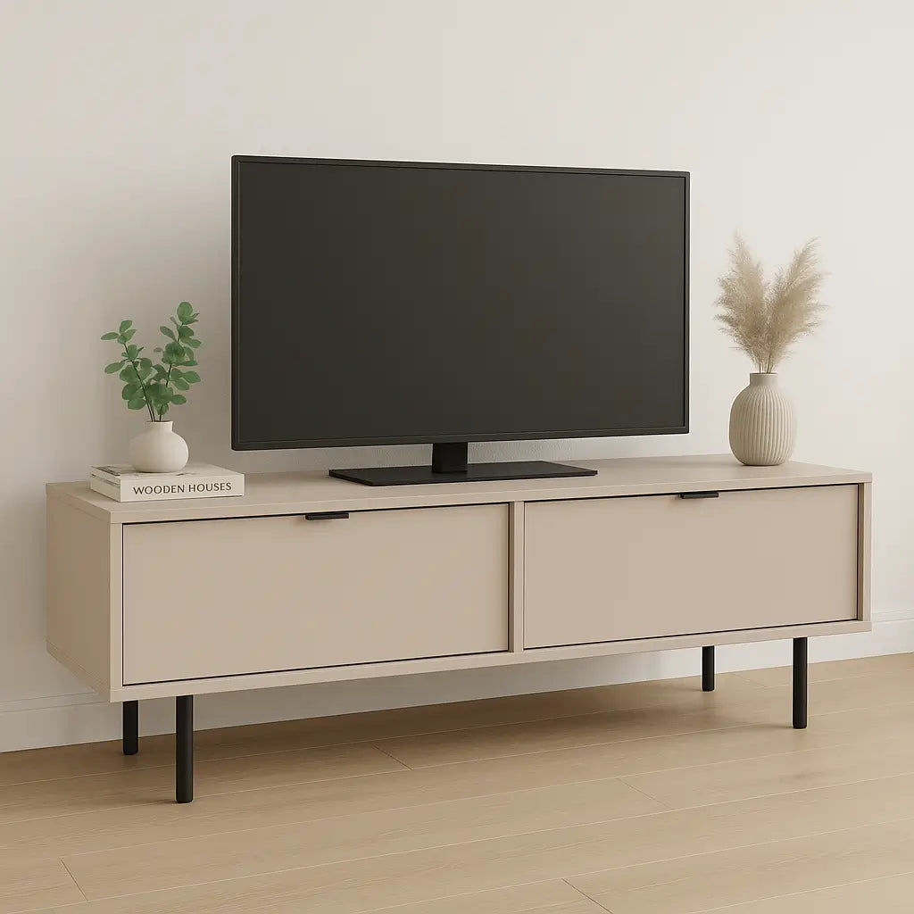 Szafka RTV 140 cm stojąca Kaszmir Aura na czarnych metalowych nogach, nowoczesna szafka RTV do salonu z gładkimi frontami.