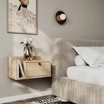 Szafka nocna Dąb Cremona Aura wisząca z szufladą i półką w sypialni, elegancki jasny odcień drewna.