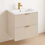 Waschtischunerschrank Kaschmir Willy 60 cm mit geriffelten Fronten, Soft-Close-Schubladen, goldfarbenen Metallgriffen und Keramikwaschbecken in modernem Badezimmer.