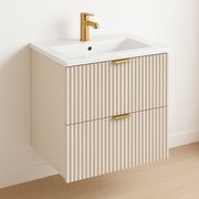 Waschtischunerschrank Kaschmir Willy 60 cm mit geriffelten Fronten, Soft-Close-Schubladen, goldfarbenen Metallgriffen und Keramikwaschbecken in modernem Badezimmer.